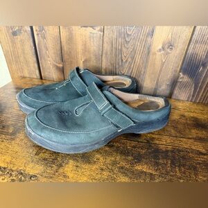 Sofft Women's Green Suede Flats